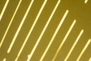 gul textur av de vägg med en bark skalbagge mönster och ljus Ränder. sommar ljus solig bakgrund foto