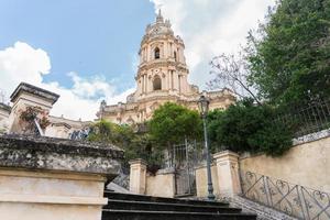 modica, Italien-maj 8, 2022-vy av de katedral av san giorgio i modica under en molnig dag foto