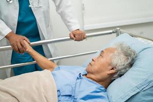 läkare använder sig av stetoskop till kontroll de patient lögn ner på en säng i de sjukhus, friska stark medicinsk begrepp. foto