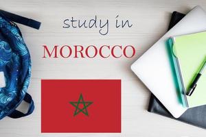 studie i marocko. bakgrund med anteckningsblock, bärbar dator och ryggsäck. utbildning begrepp. foto