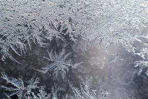 snö mönster på de glas från frost foto