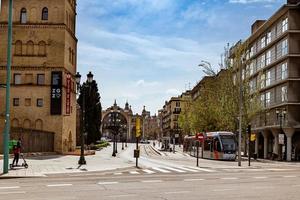 intressant urban landskap med smal gator i de spanska stad av zaragoza på en vår dag foto