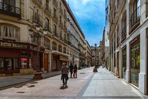 intressant urban landskap med smal gator i de spanska stad av zaragoza på en vår dag foto