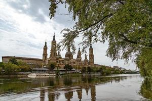 landskap nuestra senora del pilar katedral basilika se från de ebro flod i en vår dag foto