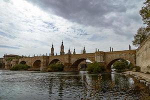 landskap nuestra senora del pilar katedral basilika se från de ebro flod i en vår dag foto