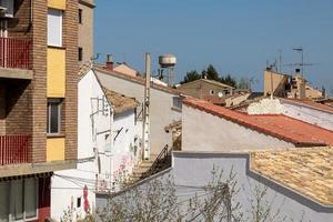 bakgrund med spanska kaklade tak av hus mot en molnfri blå himmel foto