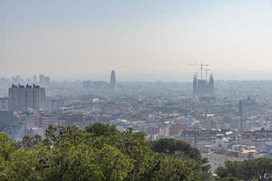 soluppgång och stad av barcelona från tibidabo kulle med stad lampor foto