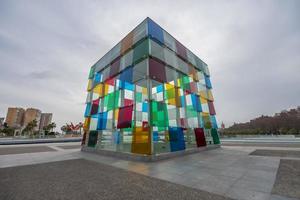 malaga Spanien 2017 el cubo glas strukturera på de Strand av malaga hamn foto