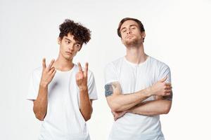 två grabbar i vit t-tröjor Nästa till vänskap kommunikation känslor foto