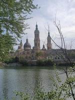 andscape nuestra senora del pilar katedral basilika se från de ebro flod i en vår dag foto