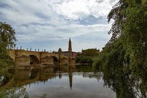 landskap nuestra senora del pilar katedral basilika se från de ebro flod i en vår dag foto