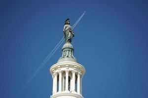 Washington dc capitol detalj av staty med flygplan på tillbaka foto