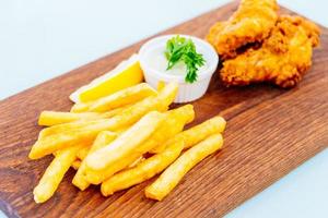 fish and chip med pommes frites foto