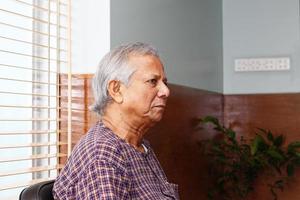 bangladesh september 20, 2012 muhammad Yunus, en bangladeshiska social entreprenör, bankman, ekonom, och civil samhälle ledare är lyssnande till de diskussion på en konferens på grameen Centrum, dhaka. foto