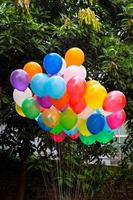 färgrik ballonger fylld med gas bunden till de tråd är flygande. foto