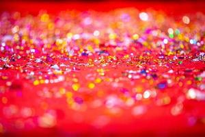 guld eller silver- plast skosnören omslag på de röd matta. röd glitter textur abstrakt bakgrund. foto