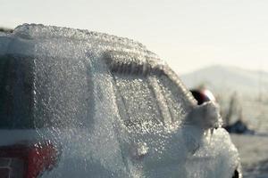 en bil täckt av is i Vladivostok, Ryssland