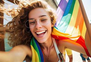 glad ung kvinna med HBTQ flagga leende och tar selfie på gata under stolthet festival. generera ai. foto