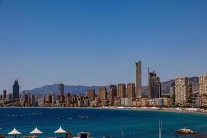 panorama se på en solig dag på de stad av benidorm Spanien foto