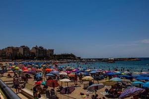 panorama se på en solig dag på de stad av benidorm Spanien foto