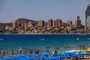 panorama se på en solig dag på de stad av benidorm Spanien foto