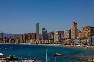 panorama se på en solig dag på de stad av benidorm Spanien foto