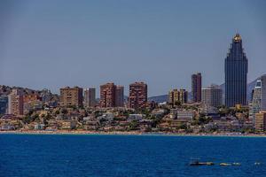 panorama se på en solig dag på de stad av benidorm Spanien foto