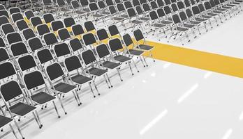 rum fullt av hopfällbara stolar med en gul matta