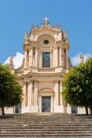 modica, Italien-maj 8, 2022-vy av de san giovanni evangelist kyrka under en solig dag foto