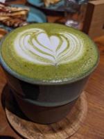 stänga upp grön matcha latte över de trä- tabell på de Kafé och resto. de Foto är lämplig till använda sig av för kaffe affär bakgrund, meny affisch och matcha innehåll media.