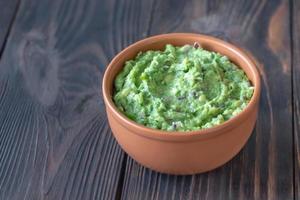 skål med guacamole på träbordet foto