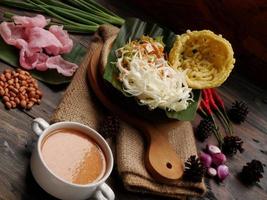 selektiv fokus av asinan betawi. de vegetabiliska asinan av de Betawi människor från jakarta är bevarad kinesisk kål, kål, böna groddar, tofu, och sallad eras med jordnöt sås och krupuk foto