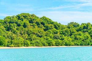 vacker tropisk ö och hav i Thailand foto