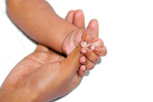 en asiatisk bebis hand innehav henne mor finger foto