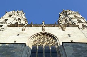 st. Stephens medeltida katedral Fasad med norr torn foto