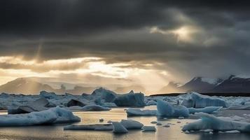 fri Foto skön jokulsarlon glaciär lagun i Island, med Sol balkar från en mörk molnig himmel, generat ai