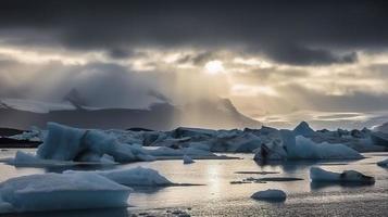 fri Foto skön jokulsarlon glaciär lagun i Island, med Sol balkar från en mörk molnig himmel, generat ai