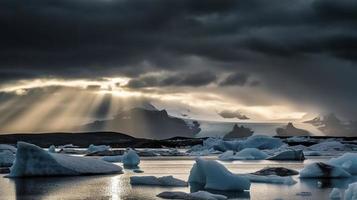 fri Foto skön jokulsarlon glaciär lagun i Island, med Sol balkar från en mörk molnig himmel, generat ai