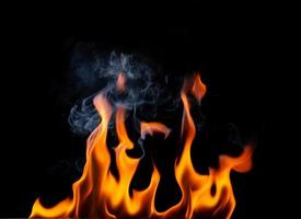 flamma bränsle png värme och brinnande fara explodera utegrill röd gul flamma isolerat på svart bakgrund foto