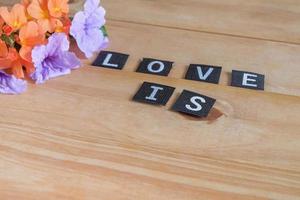 text ord kärlek är på trä tabell , kärlek begrepp. foto