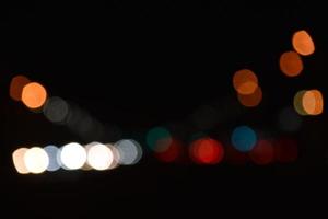 flerfärgad lampor av de natt stad. lysande stad väg på natt. foto
