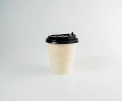 främre topp se, vit kaffe papper kopp svart lock, fylld med varm svart kaffe americano, Nej socker mjölk, redo till dryck, uppfriskande. arom vaken färsk till arbete placerad på en vit isolerat bakgrund foto