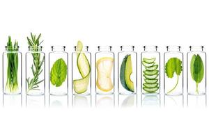 alternativ hudvård med naturliga ingredienser i glasflaskor isolerad på vit bakgrund
