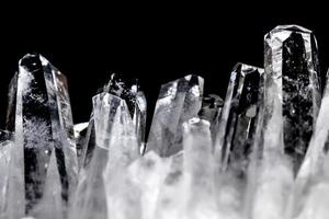 makro mineral sten strass i kristaller på en svart bakgrund foto