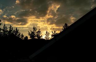 solnedgång, molnig kväll i en bostad, efter några redigeringar. foto