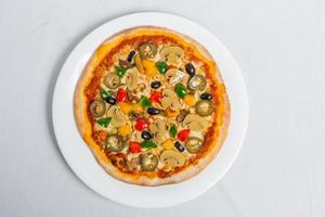 varm färsk kyckling svamp jalapeno pizza på vit tallrik isolerat vit bakgrund. hemlagad pizza. topp vyer. foto