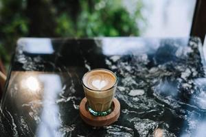 minimalistisk kaffe latte på marmor tabell foto