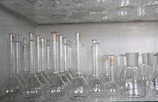 Foto uppsättning av glas kolvar i en kemisk laboratorium