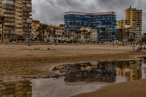 landskap bred sandig strand i alicante höst dag moln foto