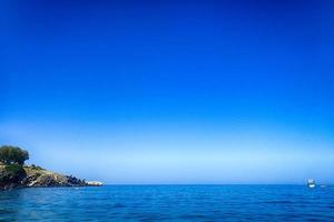 sommar havet landskap på de grekisk ö av rhodos foto